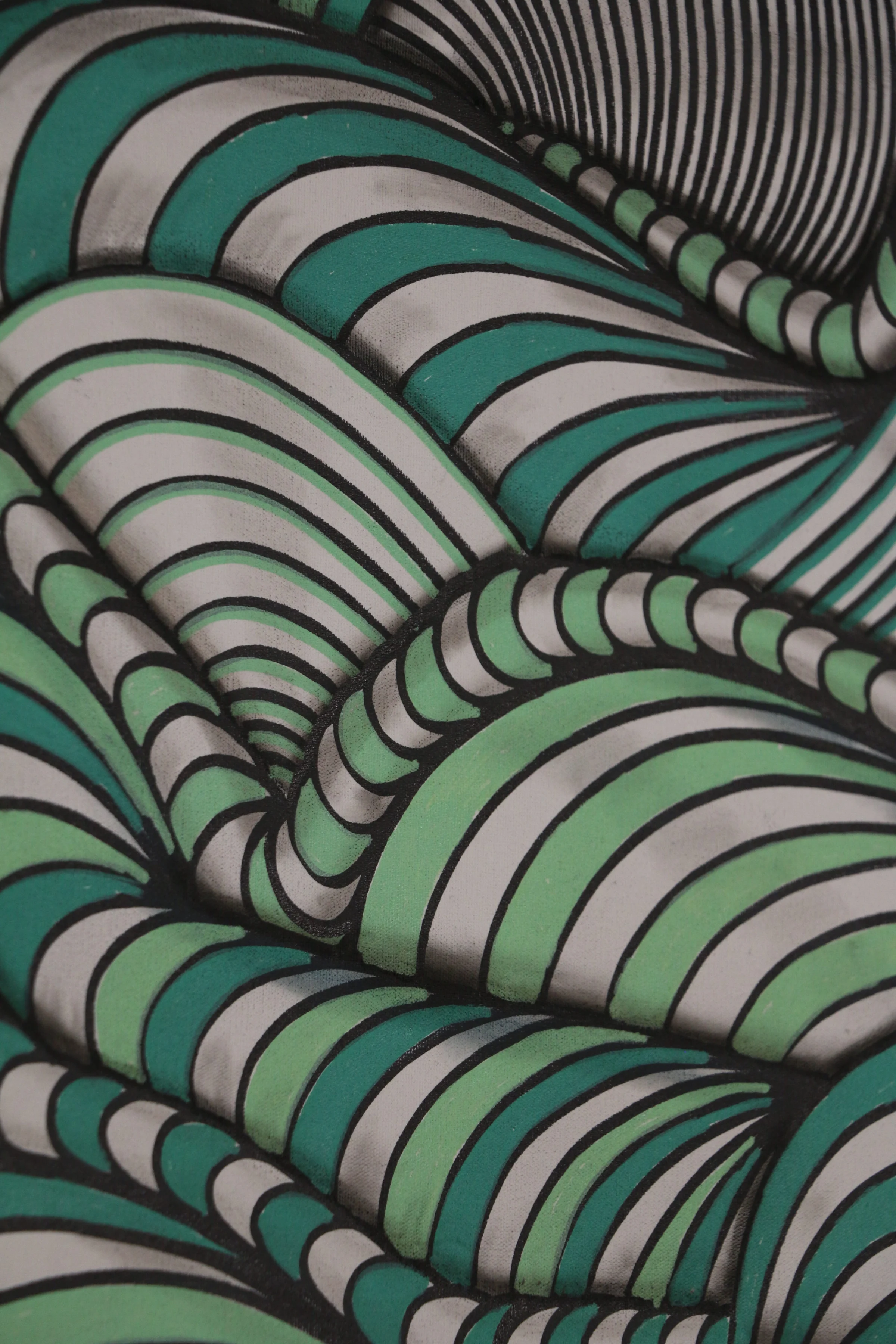 OPUS IV — Verdant Current is an original mixed media painting created with oil-based ink, dry pastel and acrylic paint on canvas. Emerald, mint, turquoise, white and black lines flow across layered organic forms, creating a powerful illusion of volume, depth and continuous movement. The composition feels almost topographic, as if waves, folds and living structures were compressed into a single visual field. Precision and repetition generate tension without sacrificing fluidity. Conceived to empower its surroundings rather than simply decorate them, this one-of-a-kind painting brings a distinctive, commanding presence to contemporary interiors and private collections.