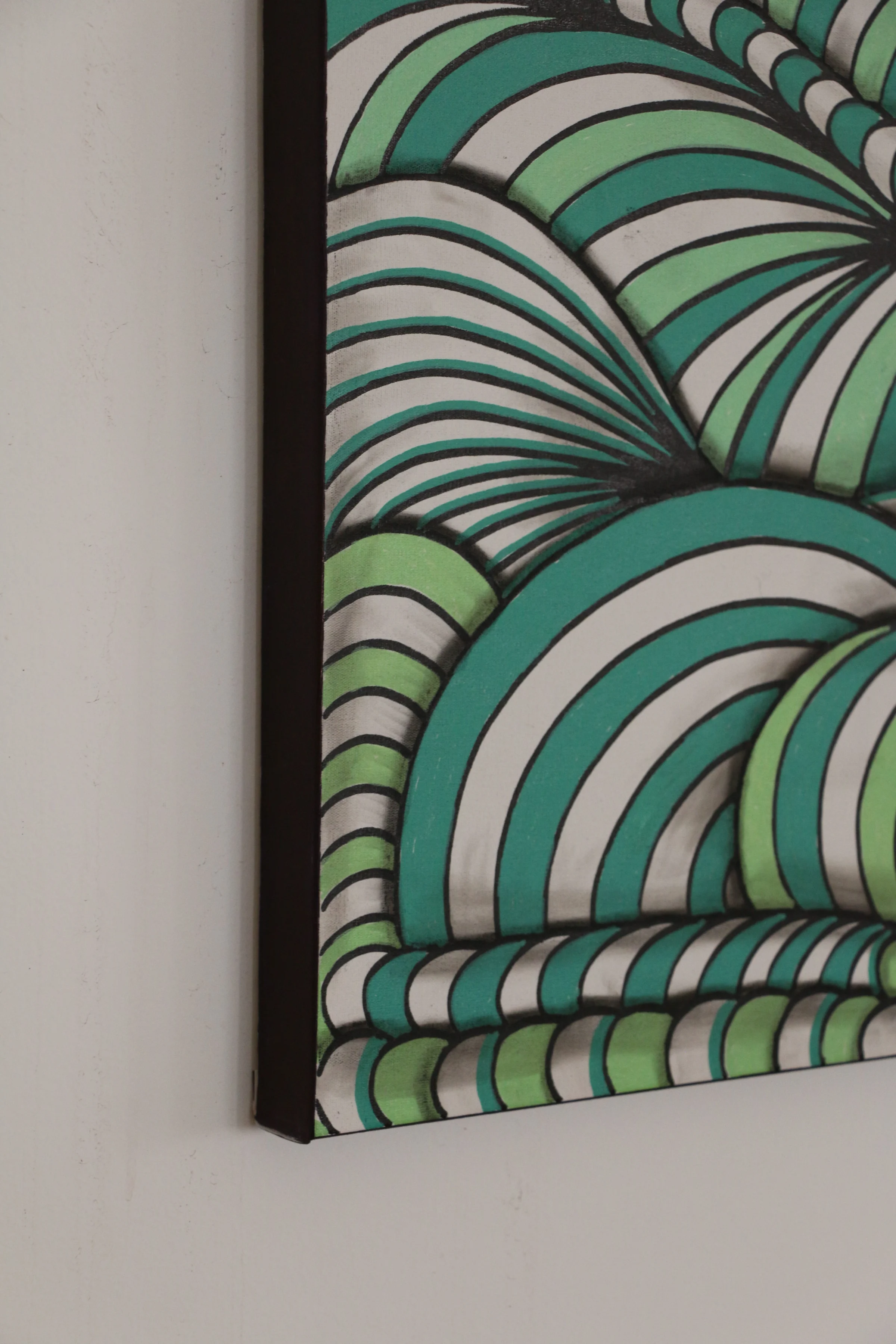 OPUS IV — Verdant Current is an original mixed media painting created with oil-based ink, dry pastel and acrylic paint on canvas. Emerald, mint, turquoise, white and black lines flow across layered organic forms, creating a powerful illusion of volume, depth and continuous movement. The composition feels almost topographic, as if waves, folds and living structures were compressed into a single visual field. Precision and repetition generate tension without sacrificing fluidity. Conceived to empower its surroundings rather than simply decorate them, this one-of-a-kind painting brings a distinctive, commanding presence to contemporary interiors and private collections.